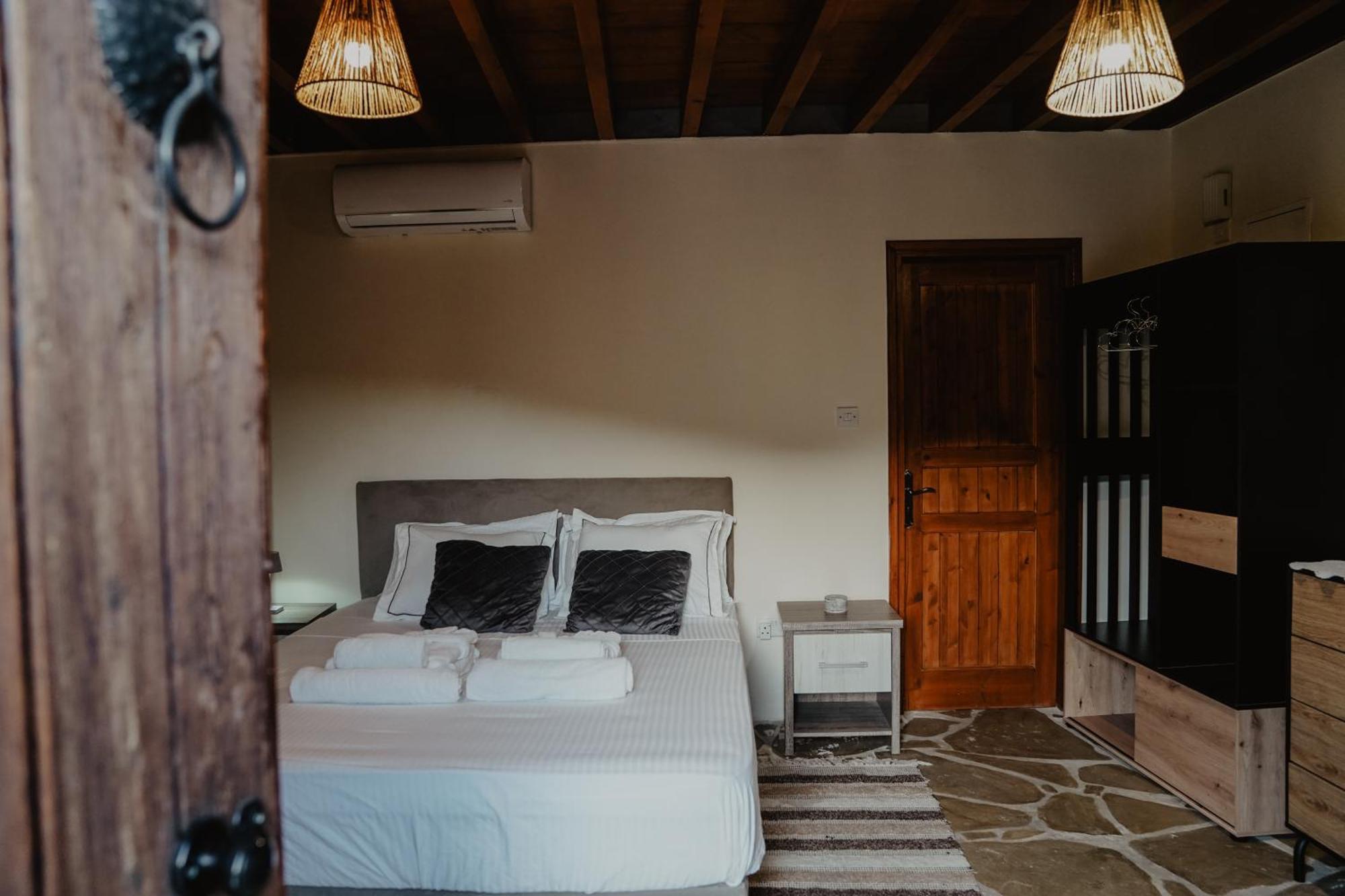 The Stonehouse Suites With Private Bath Spas 레메소스 외부 사진